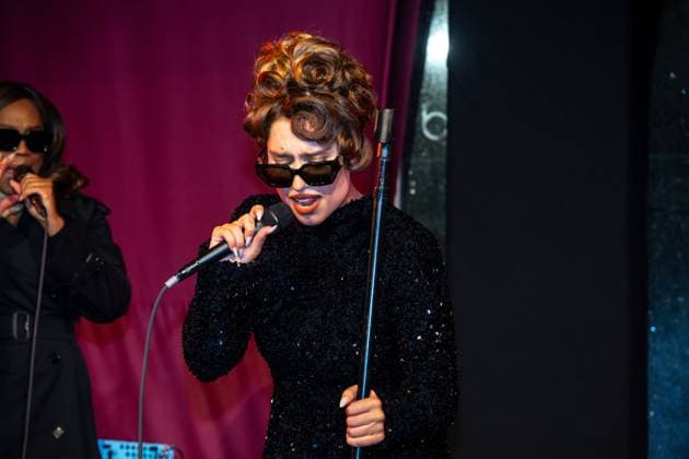 Bloomingdale s x Burberry Holiday Window Unveiling in New York, USA - 19 Nov 2025 Raye performs at the Bloomingdale s x Burberry Unveiling of the 2025 Holiday Windows. New York United States Copyright: xRonxAdarx xSOPAxImagesx _radar_bloomingdales_20251119_00591