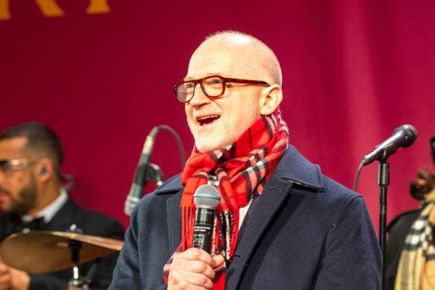 Bloomingdale s x Burberry Holiday Window Unveiling in New York, USA - 19 Nov 2025 Burberry s CEO Joshua Schulman speaks at Bloomingdale s x Burberry Unveiling of the 2025 Holiday Windows. New York United States Copyright: xRonxAdarx xSOPAxImagesx _radar_bloomingdales_20251119_21105