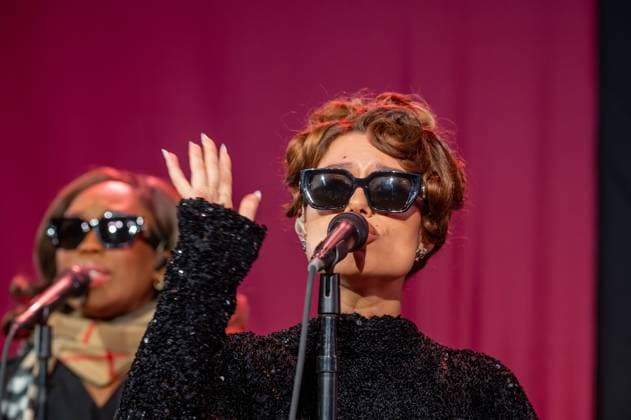 Bloomingdale s x Burberry Holiday Window Unveiling in New York, USA - 19 Nov 2025 Raye performs at the Bloomingdale s x Burberry Unveiling of the 2025 Holiday Windows. New York United States Copyright: xRonxAdarx xSOPAxImagesx _radar_bloomingdales_20251119_21152