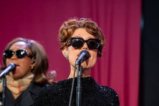Bloomingdale s x Burberry Holiday Window Unveiling in New York, USA - 19 Nov 2025 Raye performs at the Bloomingdale s x Burberry Unveiling of the 2025 Holiday Windows. New York United States Copyright: xRonxAdarx xSOPAxImagesx _radar_bloomingdales_20251119_21172