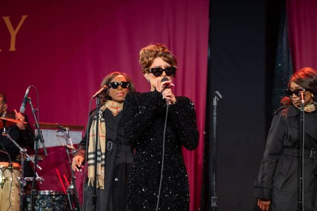 Bloomingdale s x Burberry Holiday Window Unveiling in New York, USA - 19 Nov 2025 Raye performs at the Bloomingdale s x Burberry Unveiling of the 2025 Holiday Windows. New York United States Copyright: xRonxAdarx xSOPAxImagesx _radar_bloomingdales_20251119_21190