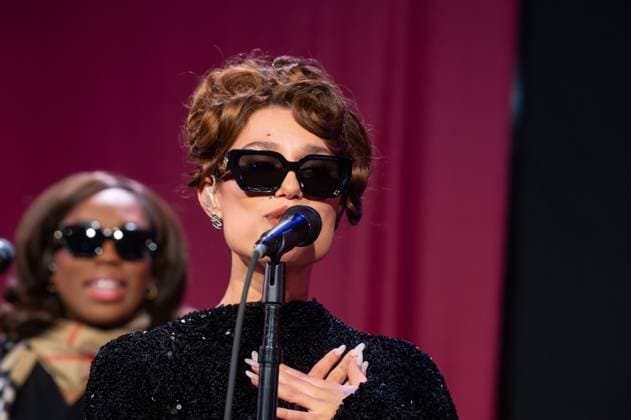 Bloomingdale s x Burberry Holiday Window Unveiling in New York, USA - 19 Nov 2025 Raye performs at the Bloomingdale s x Burberry Unveiling of the 2025 Holiday Windows. New York United States Copyright: xRonxAdarx xSOPAxImagesx _radar_bloomingdales_20251119_21231