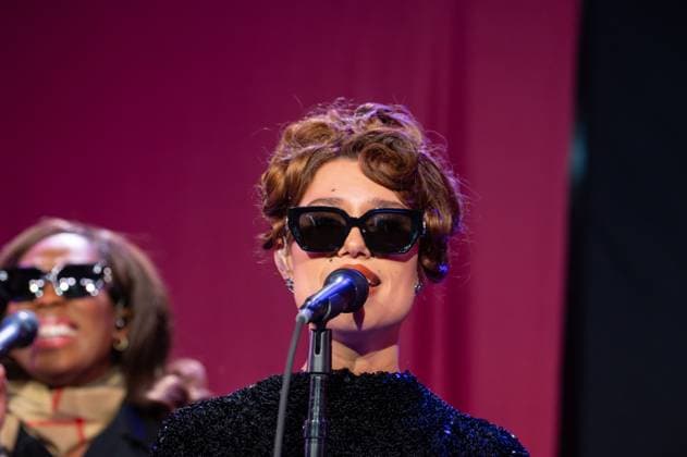 Bloomingdale s x Burberry Holiday Window Unveiling in New York, USA - 19 Nov 2025 Raye performs at the Bloomingdale s x Burberry Unveiling of the 2025 Holiday Windows. New York United States Copyright: xRonxAdarx xSOPAxImagesx _radar_bloomingdales_20251119_21245