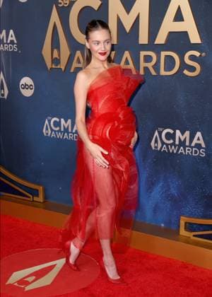 59th Annual CMA Awards - Arrivals Kelsea Ballerini arriving at the 59th Annual Country Music Association Awards held at the Bridgestone Arena on November 19, 2025 in Nashville, TN. Nashville Bridgestone Arena Tennessee USA Copyright: xCurtisxHilbunx xAFF-USA.COMx