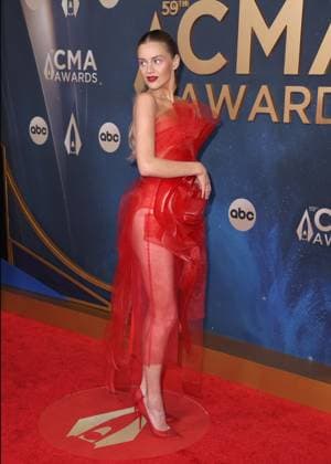 59th Annual CMA Awards - Arrivals Kelsea Ballerini arriving at the 59th Annual Country Music Association Awards held at the Bridgestone Arena on November 19, 2025 in Nashville, TN. Nashville Bridgestone Arena Tennessee USA Copyright: xCurtisxHilbunx xAFF-USA.COMx