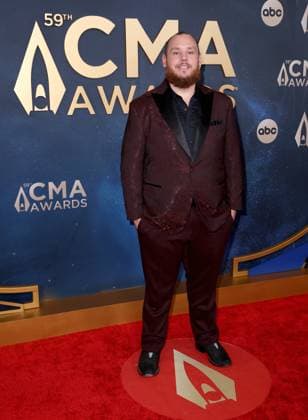 59th Annual CMA Awards - Arrivals Luke Combs arriving at the 59th Annual Country Music Association Awards held at the Bridgestone Arena on November 19, 2025 in Nashville, TN. Nashville Bridgestone Arena Tennessee USA Copyright: xCurtisxHilbunx xAFF-USA.COMx