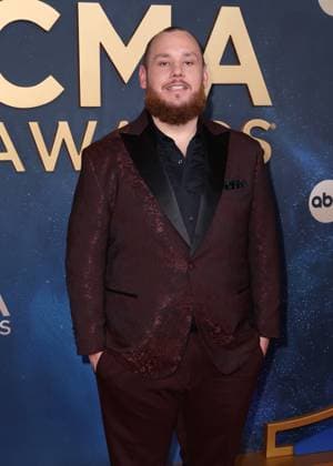 59th Annual CMA Awards - Arrivals Luke Combs arriving at the 59th Annual Country Music Association Awards held at the Bridgestone Arena on November 19, 2025 in Nashville, TN. Nashville Bridgestone Arena Tennessee USA Copyright: xCurtisxHilbunx xAFF-USA.COMx