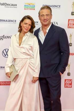 abb Saenger Sasha with wife Julia Roentgen on the red carpet at the award ceremony of the Golden Image of Women 2025 at the Theater im Hafen on 19 11 2025 in Hamburg Hamburg Germany