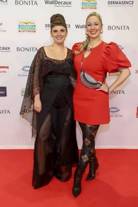 abb Ruth Moschner, Miriam Peters as guests on the red carpet at the award ceremony of the Golden Image of Women 2025 at the Theater im Hafen on 19 11 2025 in Hamburg Hamburg Germany