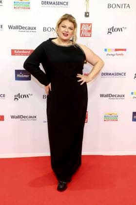 abb Alina as a guest on the red carpet at the award ceremony of the Golden Image of a Woman 2025 at the Theater im Hafen on 19 11 2025 in Hamburg Hamburg Germany