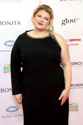 abb Alina as a guest on the red carpet at the award ceremony of the Golden Image of a Woman 2025 at the Theater im Hafen on 19 11 2025 in Hamburg Hamburg Germany