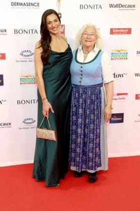 abb Sally, Helene Nestler as a guest on the red carpet at the award ceremony of the Golden Image of a Woman 2025 at the Theater im Hafen on 19 11 2025 in Hamburg Hamburg Germany