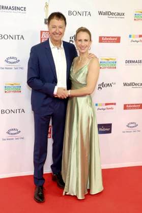 abb Frederik Braun, Johanna Braun as guests on the red carpet at the award ceremony of the Golden Image of a Woman 2025 at the Theater im Hafen on 19 11 2025 in Hamburg Hamburg Germany