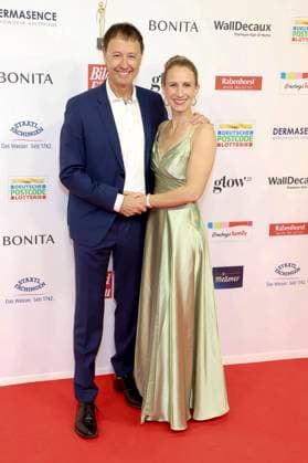 abb Frederik Braun, Johanna Braun as guests on the red carpet at the award ceremony of the Golden Image of a Woman 2025 at the Theater im Hafen on 19 11 2025 in Hamburg Hamburg Germany