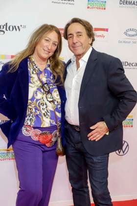 abb Natascha Landuris, Dieter Landuris as guests on the red carpet at the Golden Image of a Woman 2025 award ceremony at the Theater im Hafen on 19 11 2025 in Hamburg Hamburg Germany