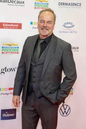 abb Till Demtroeder actor as guest on the red carpet at the award ceremony of the Golden Image of a Woman 2025 at the Theater im Hafen on 19 11 2025 in Hamburg Hamburg Germany