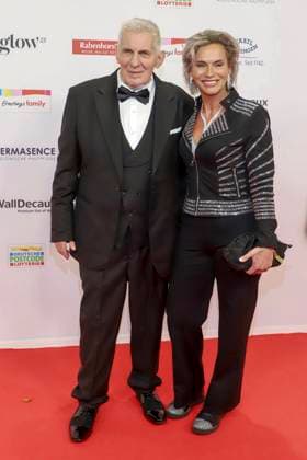 abb- Heinz Hoenig mit Frau Annika Kaersten Hoenig Ehepaar Schauspieler zu Gast auf dem roten Teppich bei der verleihung der Goldenen Bild der Frau 2025 im Theater im Hafen am 19.11.2025 in Hamburg Hamburg Deutschland
