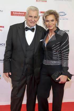 abb- Heinz Hoenig mit Frau Annika Kaersten Hoenig Ehepaar Schauspieler zu Gast auf dem roten Teppich bei der verleihung der Goldenen Bild der Frau 2025 im Theater im Hafen am 19.11.2025 in Hamburg Hamburg Deutschland