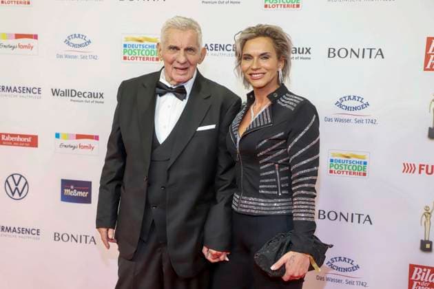 abb- Heinz Hoenig mit Frau Annika Kaersten Hoenig Ehepaar Schauspieler zu Gast auf dem roten Teppich bei der verleihung der Goldenen Bild der Frau 2025 im Theater im Hafen am 19.11.2025 in Hamburg Hamburg Deutschland