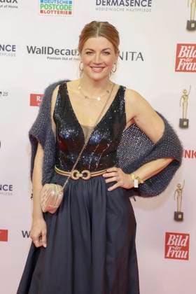abb Nina Bott actress as a guest on the red carpet at the award ceremony of the Golden Image of a Woman 2025 at the Theater im Hafen on 19 11 2025 in Hamburg Hamburg Germany