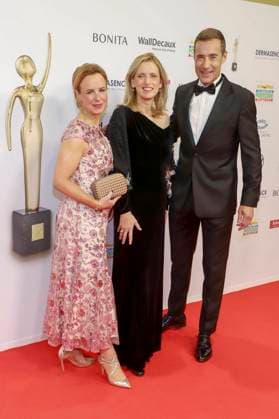 abb Julia Becker, Karin Prien, Kai Pflaume as guests on the red carpet at the award ceremony of the Golden Image of Women 2025 at the Theater im Hafen on 19 11 2025 in Hamburg Hamburg Germany