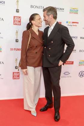 abb- Julia Hartmann, Jan hartmann zu Gast auf dem roten Teppich bei der verleihung der Goldenen Bild der Frau 2025 im Theater im Hafen am 19.11.2025 in Hamburg Hamburg Deutschland