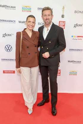 abb- Julia Hartmann, Jan hartmann zu Gast auf dem roten Teppich bei der verleihung der Goldenen Bild der Frau 2025 im Theater im Hafen am 19.11.2025 in Hamburg Hamburg Deutschland