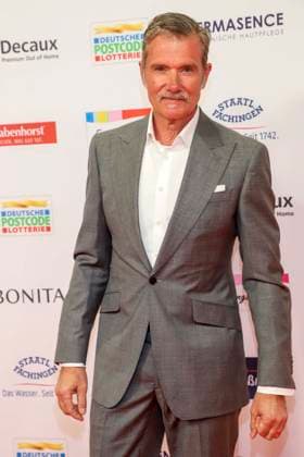 abb John Juergens as a guest on the red carpet at the award ceremony of the Golden Image of a Woman 2025 at the Theater im Hafen on 19 11 2025 in Hamburg Hamburg Germany