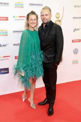 abb Rhea Harder Vennewald, Joerg Vennewald as guests on the red carpet at the award ceremony of the Golden Image of a Woman 2025 at the Theater im Hafen on 19 11 2025 in Hamburg Hamburg Germany
