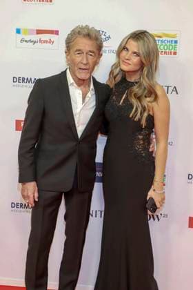 abb Peter Maffay with his wife Hendrikje Balsmeyer on the red carpet at the award ceremony of the Golden Image of a Woman 2025 at the Theater im Hafen on 19 11 2025 in Hamburg Hamburg Germany