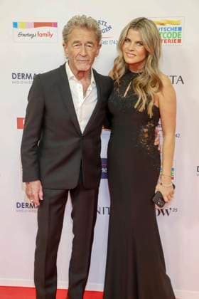 abb Peter Maffay with his wife Hendrikje Balsmeyer on the red carpet at the award ceremony of the Golden Image of a Woman 2025 at the Theater im Hafen on 19 11 2025 in Hamburg Hamburg Germany
