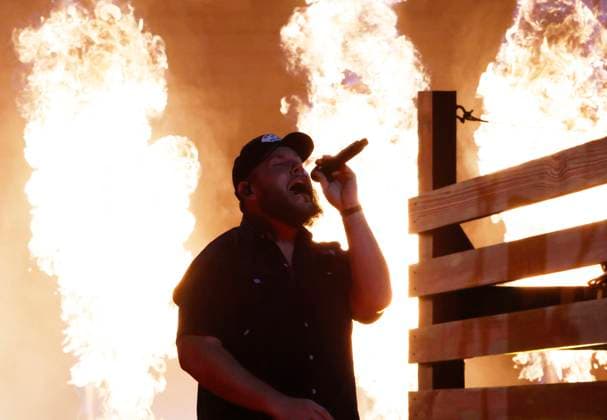 Luke Combs performs at the 59th CMA Awards at the Bridgestone Arena in Nashville, Tennessee, on Wednesday, November 19, 2025.  NAS202511192014 JOHNxANGELILLO
