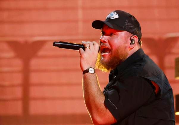 Luke Combs performs at the 59th CMA Awards at the Bridgestone Arena in Nashville, Tennessee, on Wednesday, November 19, 2025.  NAS202511192015 JOHNxANGELILLO