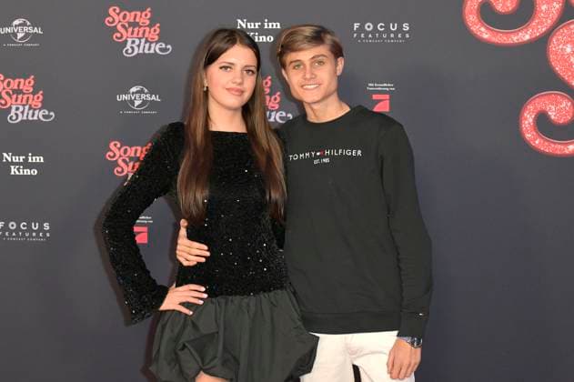 Leni Summer with friend at the European premiere of the movie Song Sung Blue at Zoo Palast Berlin, 19 11 2025 Foto:xM.xBehrensx xFuturexImagex blue_5101