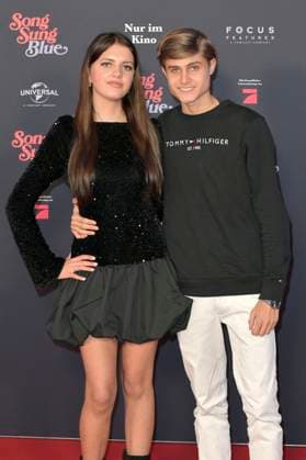 Leni Summer with friend at the European premiere of the movie Song Sung Blue at Zoo Palast Berlin, 19 11 2025 Foto:xM.xBehrensx xFuturexImagex blue_5102