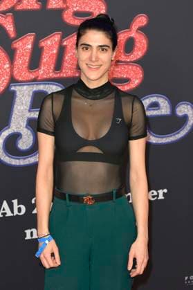 Melissa Bellissima at the European premiere of the movie Song Sung Blue at Zoo Palast Berlin, 19 11 2025 Foto:xM.xBehrensx xFuturexImagex blue_5105