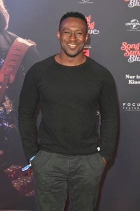 Jerry Kwarteng at the European premiere of the movie Song Sung Blue at Zoo Palast Berlin, 19 11 2025 Foto:xM.xBehrensx xFuturexImagex blue_5108