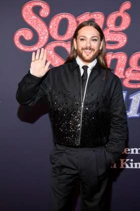 abb Riccardo Simonetti as a guest on the red carpet at the European premiere of the movie Song Sung Blue at Zoo Palast Berlin on 19 11 2025 in Berlin Berlin Germany