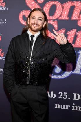 abb Riccardo Simonetti as a guest on the red carpet at the European premiere of the movie Song Sung Blue at Zoo Palast Berlin on 19 11 2025 in Berlin Berlin Germany