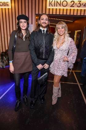 abb Marie Nasemann, Riccardo Simonetti and Annemarie Eilfeld as guests on the red carpet at the European premiere of the movie Song Sung Blue at Zoo Palast Berlin on 19 11 2025 in Berlin Berlin Germany