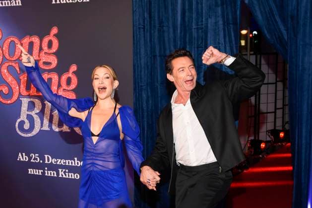abb Hugh Jackman and Kate Hudson as guests on the red carpet at the European premiere of the movie Song Sung Blue at Zoo Palast Berlin on 19 11 2025 in Berlin Berlin Germany