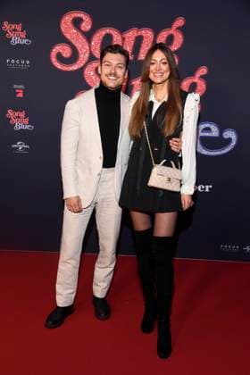 abb Lion Wasczyk and Lisa Rosa Braeutigam as guests on the red carpet at the European premiere of the movie Song Sung Blue at Zoo Palast Berlin on 19 11 2025 in Berlin Berlin Germany