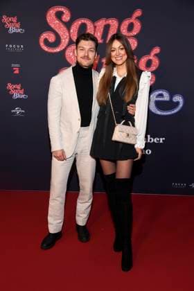 abb Lion Wasczyk and Lisa Rosa Braeutigam as guests on the red carpet at the European premiere of the movie Song Sung Blue at Zoo Palast Berlin on 19 11 2025 in Berlin Berlin Germany