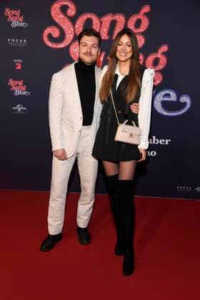 abb Lion Wasczyk and Lisa Rosa Braeutigam as guests on the red carpet at the European premiere of the movie Song Sung Blue at Zoo Palast Berlin on 19 11 2025 in Berlin Berlin Germany