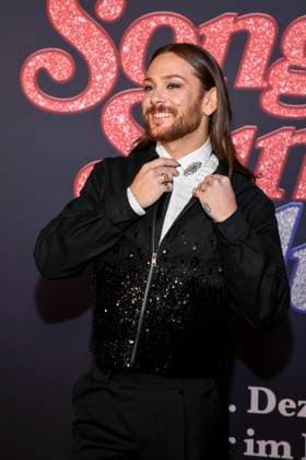 abb Riccardo Simonetti as a guest on the red carpet at the European premiere of the movie Song Sung Blue at Zoo Palast Berlin on 19 11 2025 in Berlin Berlin Germany