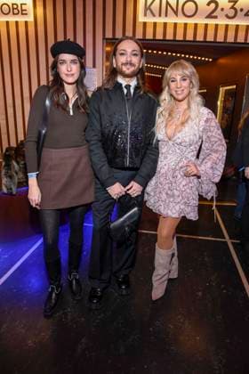 abb Marie Nasemann, Riccardo Simonetti and Annemarie Eilfeld as guests on the red carpet at the European premiere of the movie Song Sung Blue at Zoo Palast Berlin on 19 11 2025 in Berlin Berlin Germany