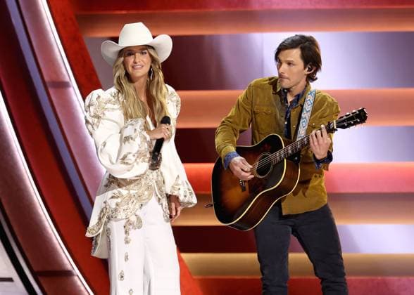 59th Annual CMA Awards - Show Lainey Wilson and Charlie Worsham onstage at the 59th Annual Country Music Association Awards held at the Bridgestone Arena on November 19, 2025 in Nashville, TN. Nashville Bridgestone Arena Tennessee USA Copyright: xCurtisxHilbunx xAFF-USA.COMx