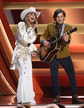 59th Annual CMA Awards - Show Lainey Wilson and Charlie Worsham onstage at the 59th Annual Country Music Association Awards held at the Bridgestone Arena on November 19, 2025 in Nashville, TN. Nashville Bridgestone Arena Tennessee USA Copyright: xCurtisxHilbunx xAFF-USA.COMx
