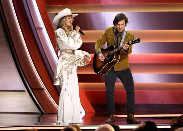 59th Annual CMA Awards - Show Lainey Wilson and Charlie Worsham onstage at the 59th Annual Country Music Association Awards held at the Bridgestone Arena on November 19, 2025 in Nashville, TN. Nashville Bridgestone Arena Tennessee USA Copyright: xCurtisxHilbunx xAFF-USA.COMx