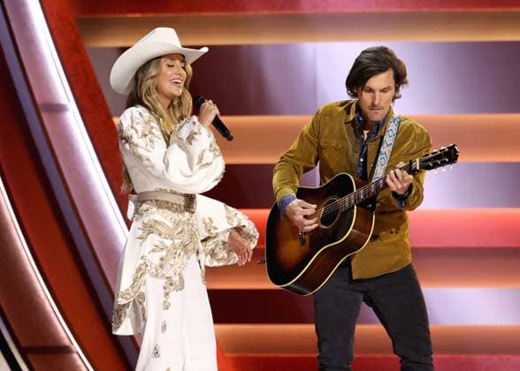 59th Annual CMA Awards - Show Lainey Wilson and Charlie Worsham onstage at the 59th Annual Country Music Association Awards held at the Bridgestone Arena on November 19, 2025 in Nashville, TN. Nashville Bridgestone Arena Tennessee USA Copyright: xCurtisxHilbunx xAFF-USA.COMx